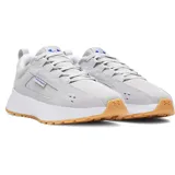 Championes urbanos Under Armour Street Mirage color gris claro, con capellada de malla y detalles en gamuza. Entresuela blanca y suela de goma color caramelo.