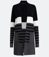Cardigan alargado de punto con estampado a rayas horizontales en tonos de gris, negro y blanco. Tiene manga larga y bolsillos delanteros.