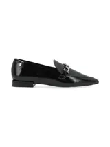 Zapato de cuero negro con hebilla metálica y silueta elegante, diseñado para looks formales.