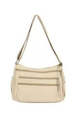 Bandolera color beige con múltiples bolsillos con cierre en la parte frontal y trasera, y bolsillos ajustables en los laterales.