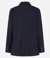 Blazer largo de poliéster con viscosa a rayas verticales, con cuello de solapa, cierre con dos botones, bolsillos delanteros y forro de poliéster.