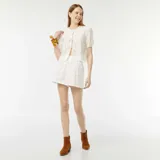 Short blanco con bordados y punto calado, de corte recto y cintura alta.