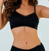 Top negro de modal orgánico con breteles finos regulables y detalle de puntilla en escote y bajo busto.