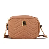 Cartera bandolera Vizzano color cereza con diseño acolchado en forma de chevron. Tiene correa de cadena dorada y logo metálico dorado en el frente.