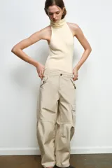 Pantalón cargo color beige de la colección Zara Woman, con tiro medio, cintura con trabillas, bolsillos delanteros y de plastrón con solapa en la pierna. Cierre frontal con cremallera y botón.