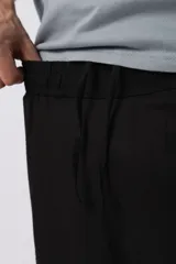 Bermuda cargo color blanco, confeccionada en mezcla de lino y rayón, con cintura elástica ajustable con cordón y bolsillo lateral tipo cargo.