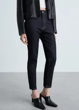 Jeans de tiro alto color azul oscuro, corte slim fit y largo cropped.