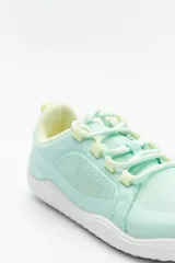 Zapatillas barefoot color celeste con interior amarillo y suela blanca.