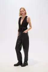 Pantalón negro de eco-cuero, de calce medio.