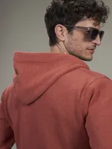 Campera con capucha y cierre completo, confeccionada en algodón color negro.