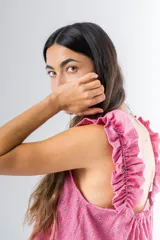 Conjunto de pijama de algodón estampado con flores, compuesto por una musculosa de escote recto con frunces y un short con elástico en la cintura y volados en el ruedo.