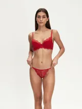 Soutien negro de encaje con aro y breteles regulables.