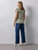 Remera azul de modal, marca French Loundry. Manga corta con detalle de puntilla.