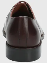 Zapato de vestir formal de cuero color marrón oscuro, con cordones y suela de goma.