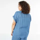 Blusa celeste de tela liviana, con cuello mao, manga corta remangable y corte holgado.