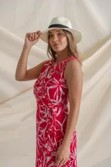 Vestido midi cruzado de gasa color rojo oscuro con estampado floral blanco, terminación de volados y lazo en la cintura.