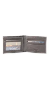 Billetera gris de cuero con bolsillo frontal con cierre metálico. Interior con visor, tarjeteros, doble compartimento para billetes y un compartimento con cierre en la parte posterior interna.
