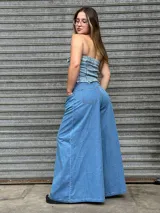 Pantalón de jean amplio de corte wide leg, confeccionado en tela camisería.