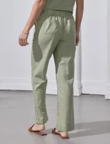 Pantalón verde claro de lino, marca Alex & Jordan. Tiene pretina ancha con lazo de ajuste y bolsillos verticales delanteros.