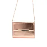 Cartera tipo sobre color rosa metalizado con cadena dorada.