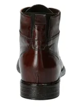 Botín acordonado de cuero liso color marrón oscuro, con suela de goma y puntera semi puntiaguda.