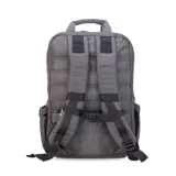 Mochila gris capitoneada con asa y correas regulables. Doble cierre principal, bolsillo al frente con apertura vertical y bolsillo trasero pequeño. Espacio para laptop de 15 pulgadas y correas ocultables.