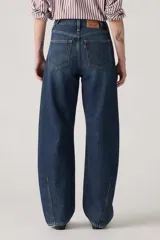Pantalón de jean azul oscuro, de corte amplio y tiro alto.