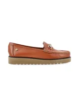 Mocasín de cuero negro con detalle de hebilla dorada y suela track.