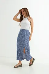 Falda midi de corte evasé con estampado floral en tonos azules y blancos.