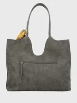 Cartera de hombro de ecocuero color gris, con compartimento principal con cierre cremallera, dos bolsillos frontales con solapa y broche imantado, bolsillo interior con cierre y bolsillo trasero con cierre. Incluye un pañuelo estampado como adorno.