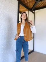 Chaleco camel de pana con cuello y sisas de corderito.