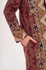 Saco largo con estampado floral en tonos borgoña, beige y negro.