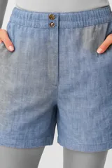 Short de lino de tiro alto, corte ancho y largo hasta la mitad del muslo, con estampado de rayas verticales blancas y azul oscuro.