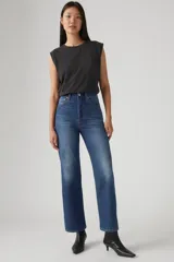 Pantalón de jean azul de corte recto, tiro alto y largo al tobillo.