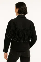 Chaqueta de jean negra con corte relaxed, cuello camisero, cierre frontal con botones, bolsillos laterales y detalle de flecos en el canesú.