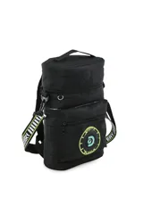 Mochila cilíndrica acolchada color gris, diseñada para transportar un equipo de mate (matero). Presenta un compartimento principal superior con cierre, un bolsillo frontal con cierre y un parche circular con texto y logo de Discovery. Incluye asa de mano superior y correa ajustable para llevar al hombro.