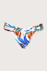 Calzón de traje de baño de tiro medio/alto con cintura cruzada y detalle de fruncido en los laterales. Presenta un estampado abstracto con hojas en tonos blanco, azul vibrante, marrón óxido y verde azulado.