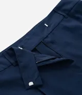 Short pollera de sastreria color azul marino, con pliegues frontales, cierre tradicional y gancho en la cintura. Posee forro interior de malla.