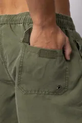 Short de baño color marrón claro con efecto acid wash, cintura elastizada con cordón ajustable y bolsillos laterales. Presenta un pequeño parche con logo en la parte inferior delantera.