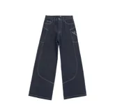 Pantalón de jean azul oscuro, corte ultra baggy, con costuras blancas a contraste y un rayo bordado en el bolsillo lateral.