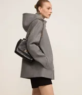 Saco gris de polivelour con capucha, cuello alto con cremallera, abotonado delantero cruzado, bolsillos delanteros y mangas largas.