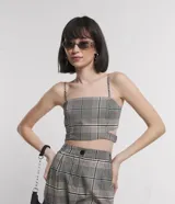 Top cropped con breteles finos y estampa de cuadros.