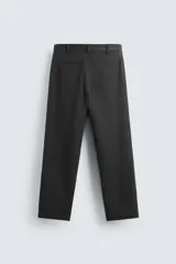 Pantalón chino de vestir negro, corte slim fit, con bolsillos laterales y traseros. Cierre frontal con cremallera y botón.