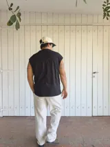 Pantalón de lino beige y crudo a rayas, de corte ancho y relajado.