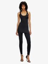 Vestido negro de corte ajustado, tipo combinación o lencero, con escote recto y tirantes finos.