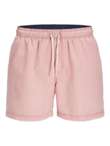 Short de baño rojo y blanco a rayas verticales, confeccionado en tejido seersucker. Cuenta con cintura elástica con cordón ajustable, bolsillos delanteros y un bolsillo trasero.