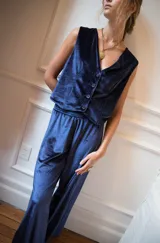 Pantalón palazzo verde musgo de terciopelo con cintura elastizada.