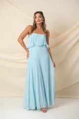 Vestido largo de gasa plisada color celeste, corte strapless y corte en la cintura.