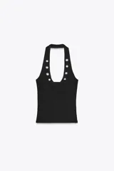 Camiseta blanca de rib con efecto lavado, cuello halter y escote redondo. Detalle de arandelas metálicas en el escote.