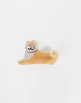 Hebilla para el pelo con forma de perro Shiba Inu color beige con collar gris y detalles en negro.